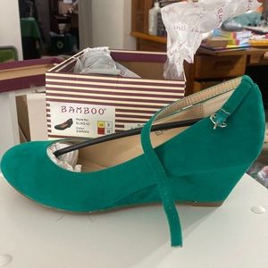 NIB Bamboo Kelly green wedge heels.